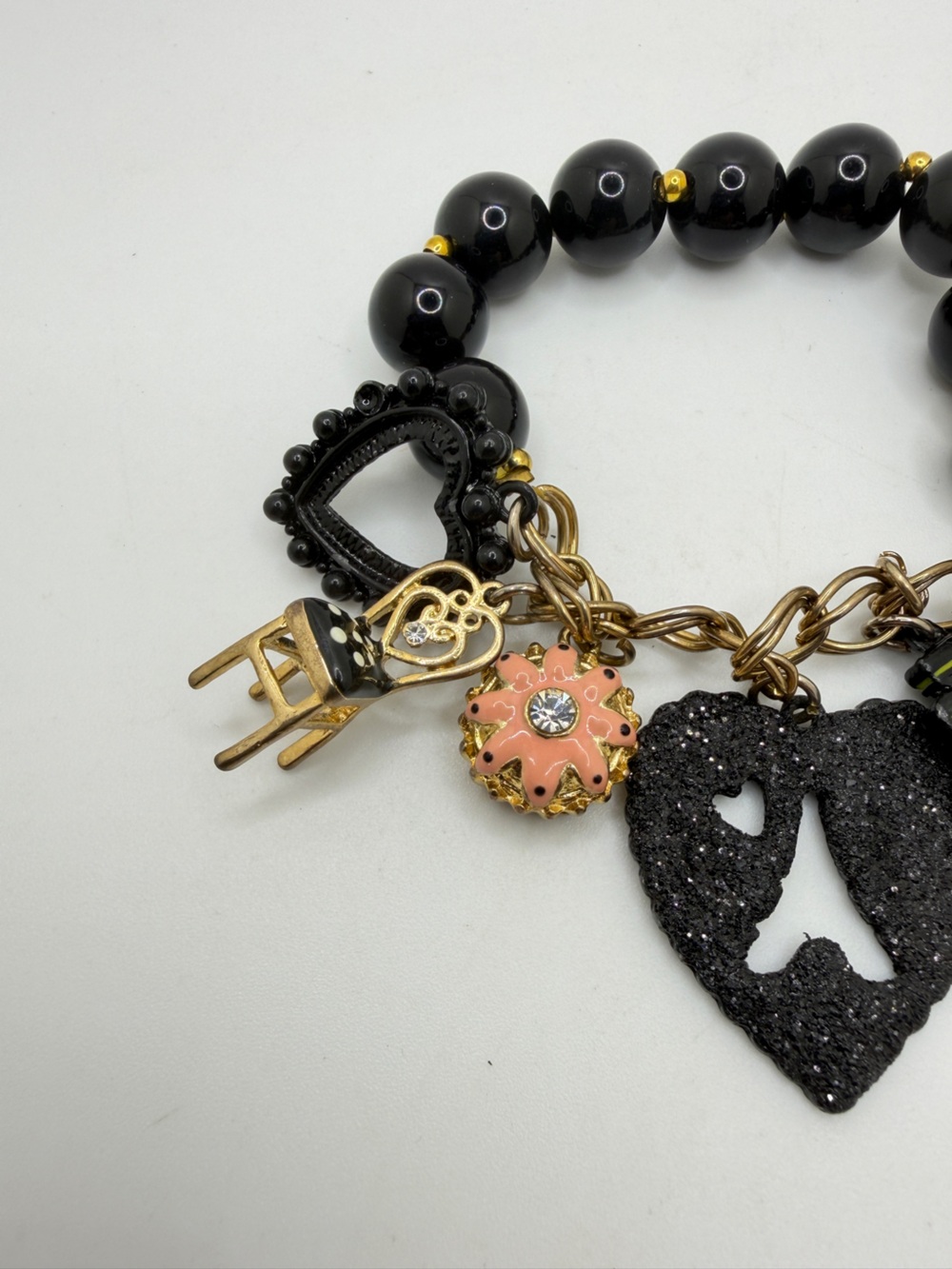 BETSEY JOHNSON Stretchy, gold tone metal, acrylic, charm bracelet! - Picture 4 of 11